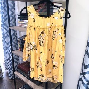 TORRID SZ1 COLD SHOULDER TOP